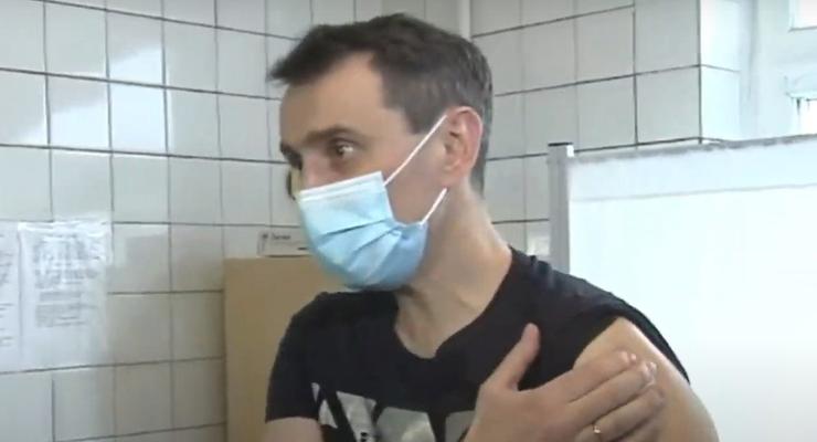 Главный санврач Ляшко публично привился вакциной Covishield