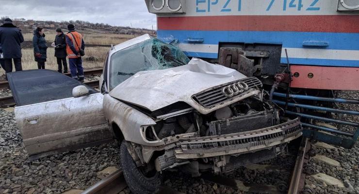 На Донбассе столкнулись пассажирский поезд и авто: Водитель погиб
