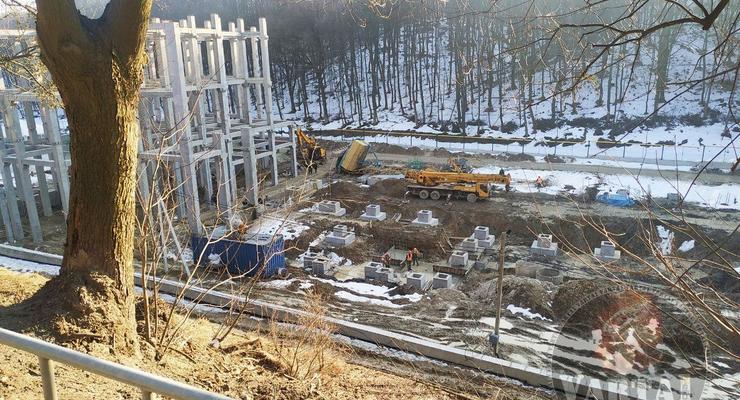 Во Львове упал строительный кран: Пострадал 71-летний рабочий