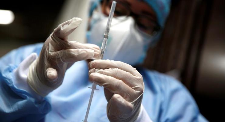 В Украине впервые человек попал в больницу после COVID-вакцинации