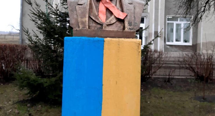 На Ивано-Франковщине обезглавили памятник Тарасу Шевченко