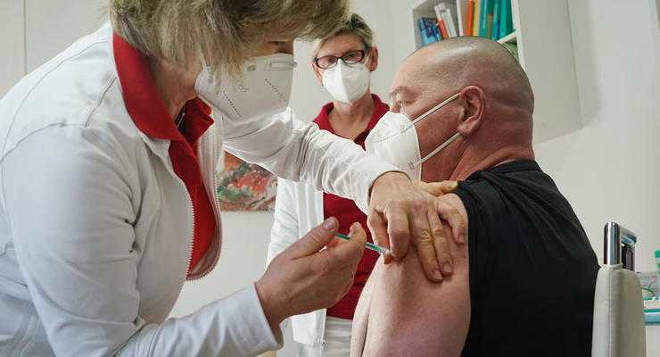 В Минздраве объяснили, когда вакцинируют учителей