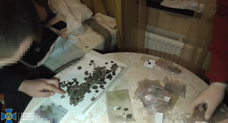 СБУ предотвратила вывоз за границу старинных монет на миллион