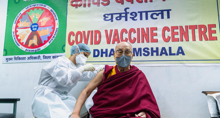 Далай-лама вакцинировался препаратом Covishield