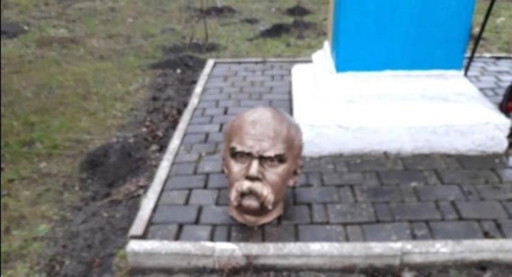 На Прикарпатье нашли вандалов, обезглавивших памятник Шевченко