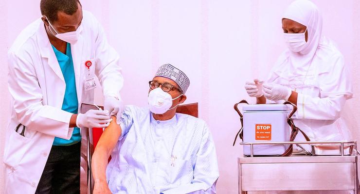 Президент Нигерии сделал прививку от COVID-19