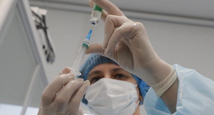 Более 17 тысяч украинцев уже вакцинировались от COVID