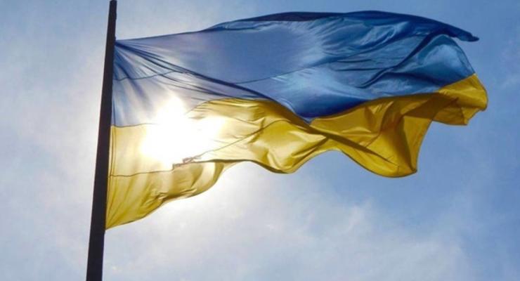 В Киеве главный флаг Украины приспустили из-за ветра