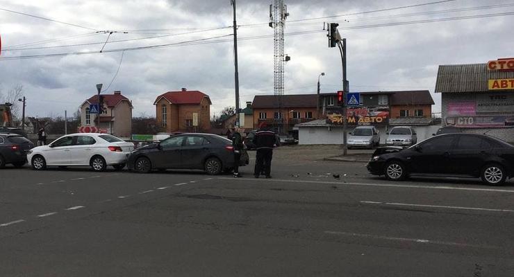 В Киеве "паровозиком" столкнулись четыре авто