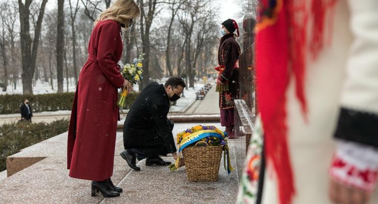 Зеленский с женой возложили цветы к памятнику Шевченко