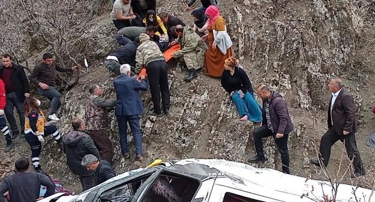 В Турции автобус сорвался со скалы, погибли дети