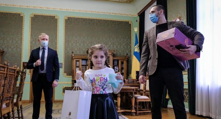 Скандал в детсаду Черновцов: девочка получила подарки от Зеленского