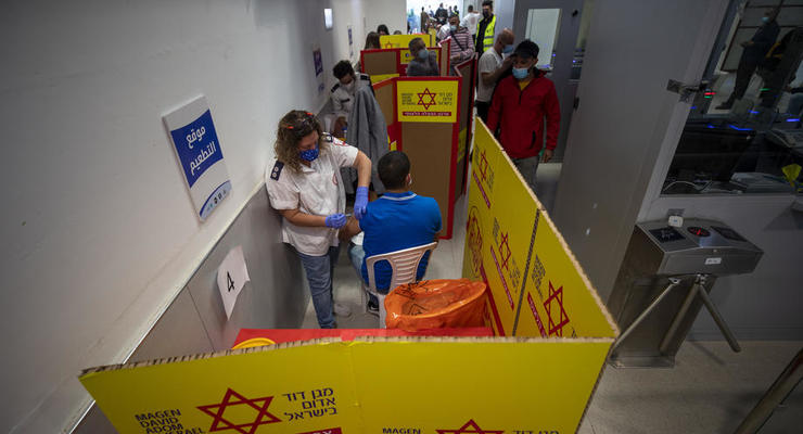 Израиль начал вакцинировать подростков - СМИ