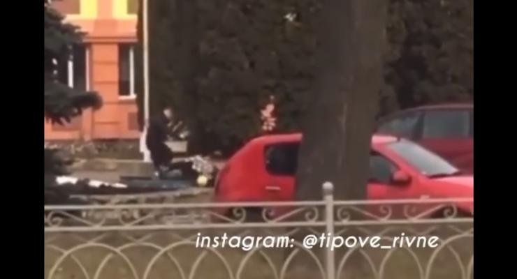 В сеть попало видео массовой драки школьников в Ровно