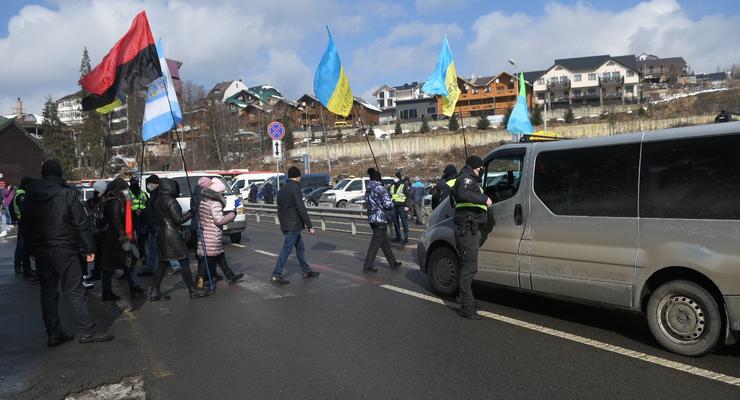Бизнесмены блокируют дорогу на Буковель, требуя закрыть курорт на карантин