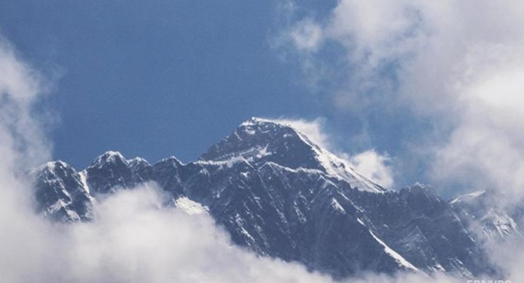 В Непале разрешили восхождения на Эверест