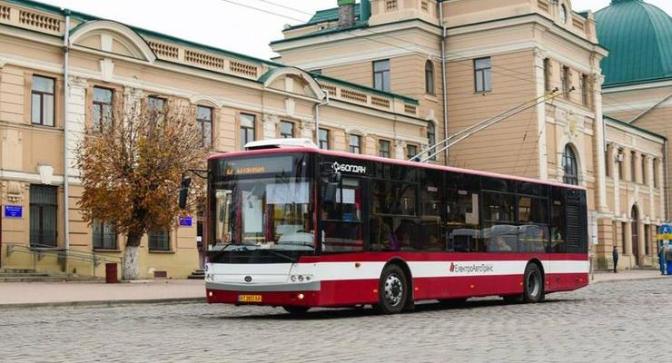 В трех украинских городах из красной зоны пустили троллейбусы