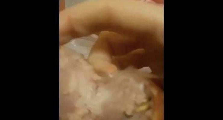 Одесситка нашла червей в "домашней" колбасе из магазина