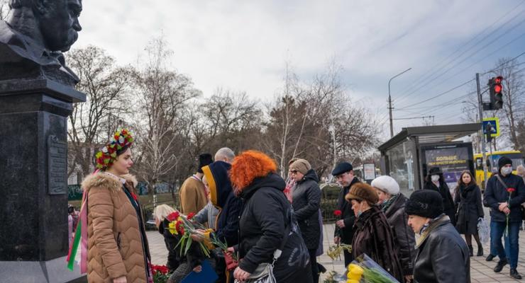 В Крыму арестовали людей, принесших цветы к памятнику Тарасу Шевченко