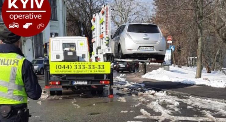 В Киеве эвакуатор увез авто неправильно припарковавшегося “слуги”