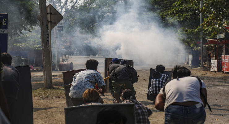 Протесты в Мьянме: полиция открыла огонь по протестующим