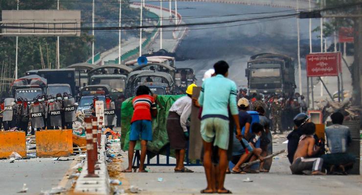 При разгоне протестов в Мьянме за день убиты десятки человек