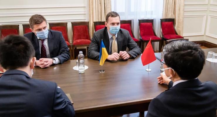 МИД обсудил с китайским послом ситуации с Мотор Сич и визитом в Крым