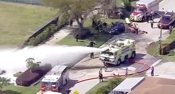 Во Флориде легкомоторный самолет упал на машину