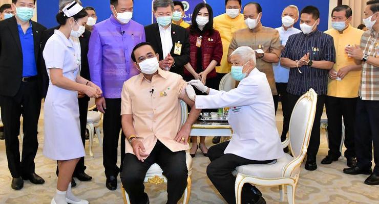 Премьер Таиланда сделал COVID-прививку вакциной AstraZeneca