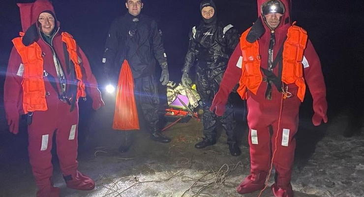 Двое рыбаков под Киевом дрейфовали ночью на льдине