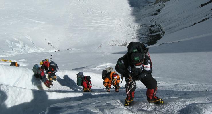 Эверест снова принимает туристов: подано 300 заявок на восхождение