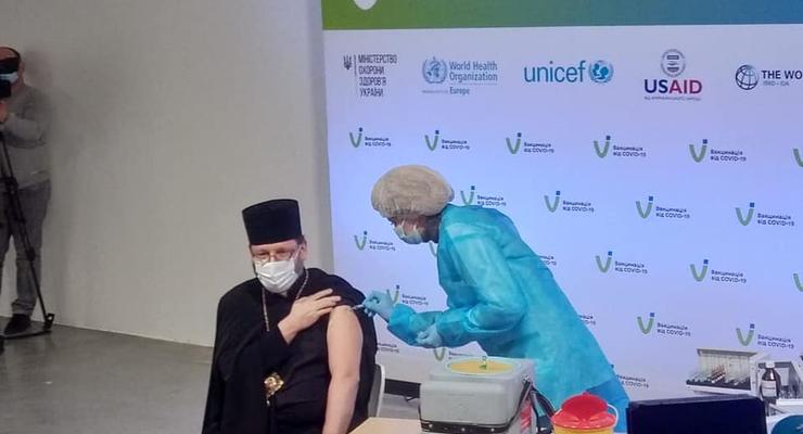 В Киеве начали вакцинировать священников и раввинов