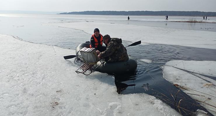 На Киевщине шесть рыбаков откололись на льдине