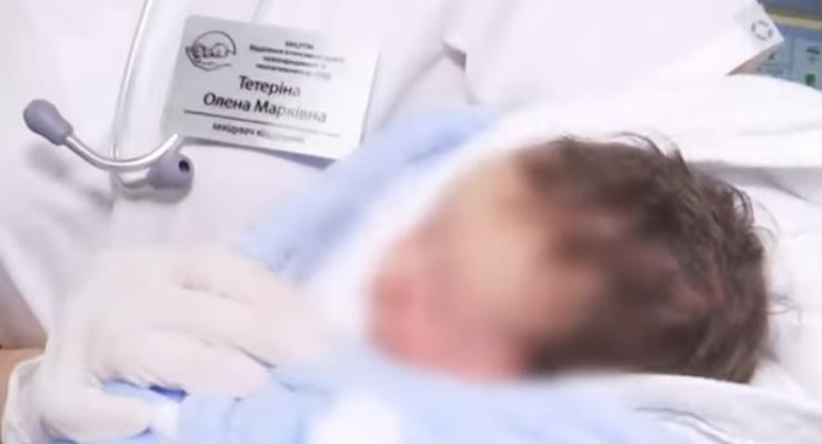 В Киеве к роддому подбросили новорожденного малыша с запиской