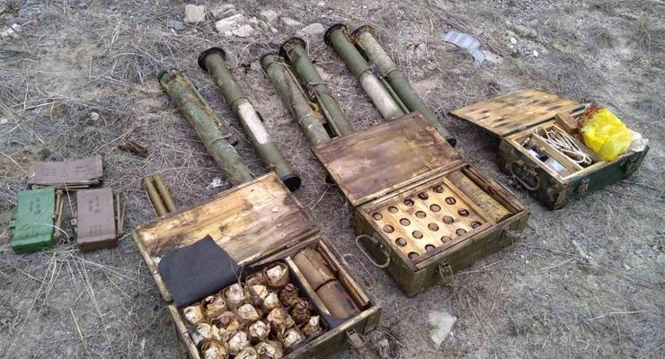 На Донбассе найдены тайники боевиков со снарядами к РСЗО "Смерч"