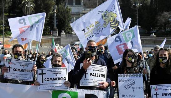 В Европе объявили начало третьей волны COVID-19