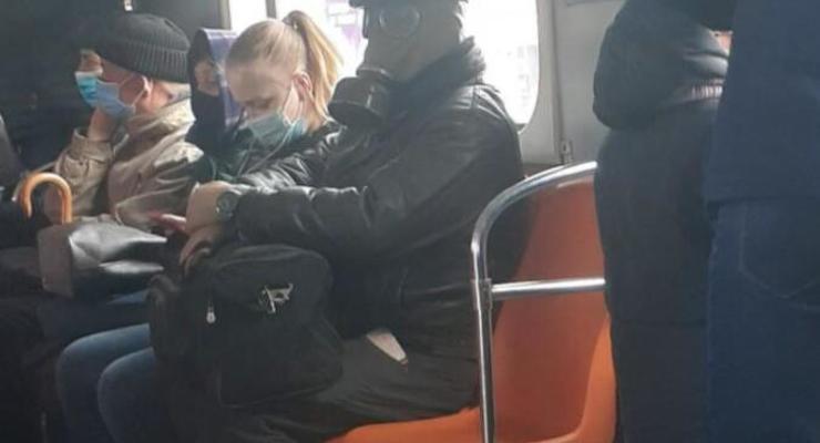К локдауну готов: в метро Киева заметили мужчину в противогазе
