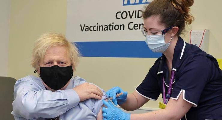 Премьер Британии Борис Джонсон привился вакциной AstraZeneca