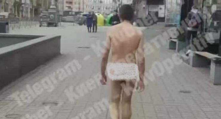 В центре Киева голый мужчина прыгнул в подземный переход