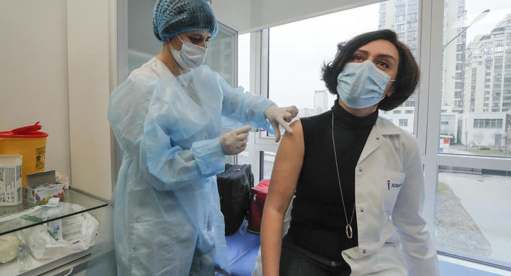 В Украине снизились темпы вакцинации от COVID
