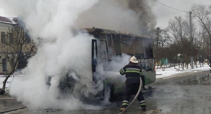 Под Киевом взорвалась и загорелась маршрутка