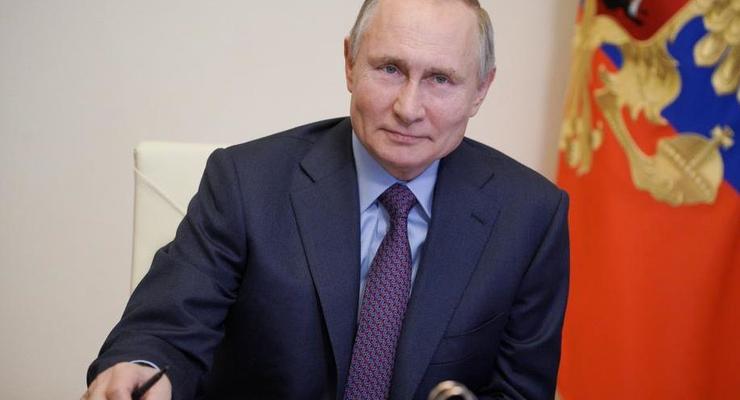 Песков объяснил непубличную вакцинацию Путина