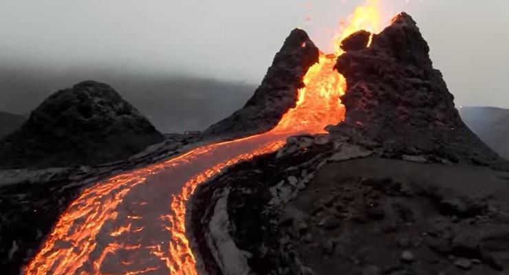 Дроны сняли зрелищное видео извержения вулкана
