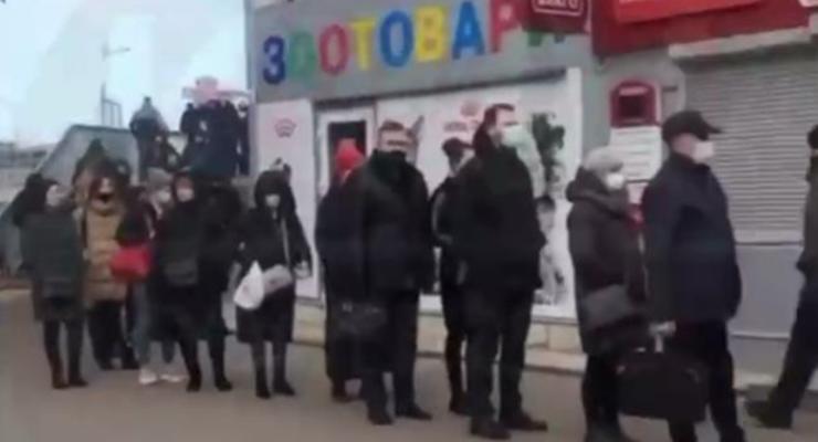 В Киеве из-за карантина образовались огромные очереди