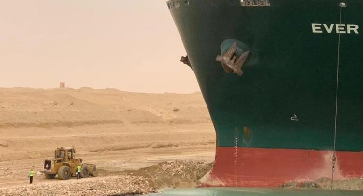 Из Суэцкого канала не могут освободить застрявшее судно