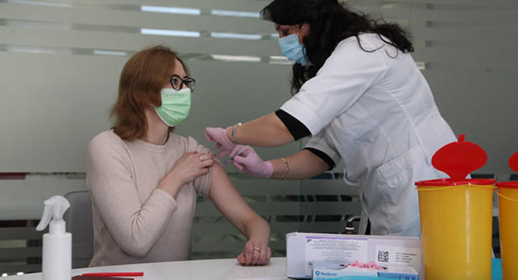 Скандал в Тернополе: вакцинировали работников частных компаний