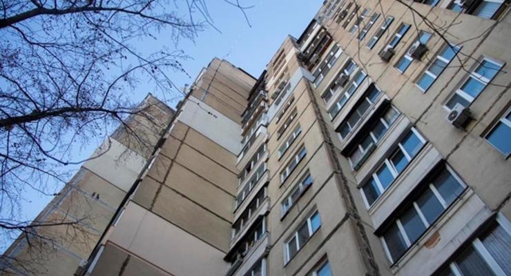 В Одессе из окна восьмого этажа выпал мальчик