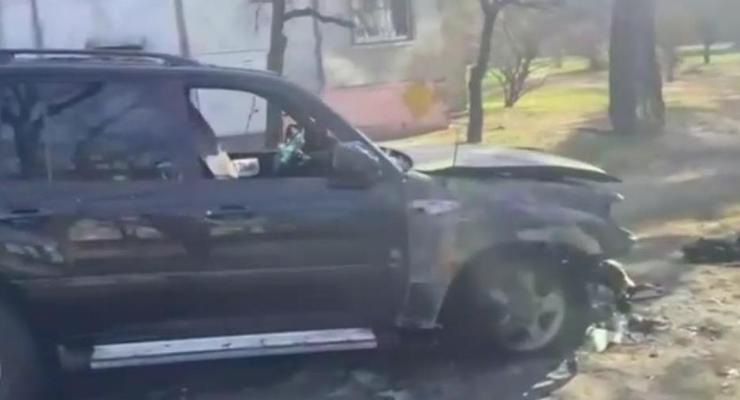 В Киеве сожгли паркующийся на газоне внедорожник