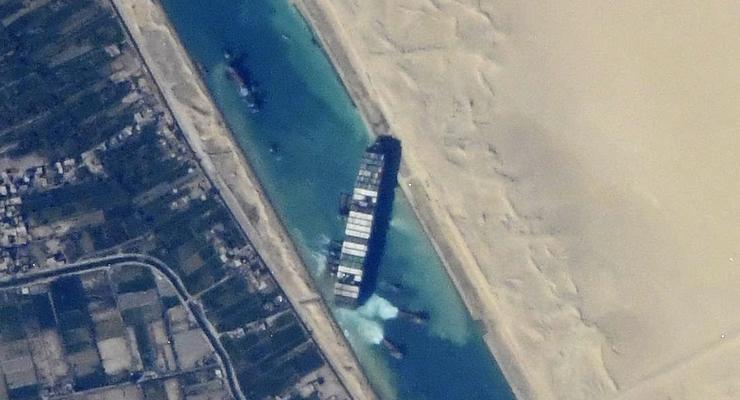 Из космоса сфотографировали заблокированный Суэцкий канал