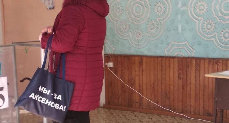 На Донетчине избиратели пришли голосовать с сумками "от кандидата"